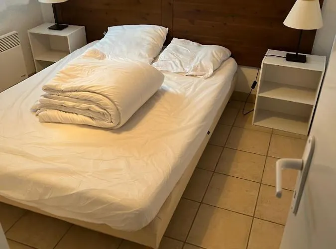 Claire Rive Appt 45 *